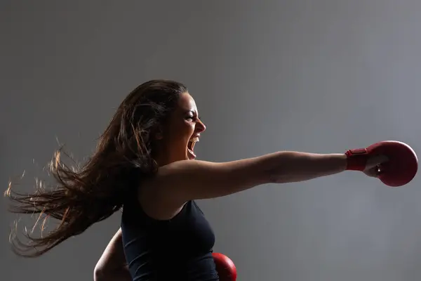 Güzel Bir Kız Karate Egzersizi Yapıyor Gri Arka Planda Saçları Telifsiz Stok Fotoğraflar