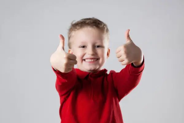 Ein Kleiner Junge Roten Hemd Lächelt Und Drückt Den Daumen Stockbild