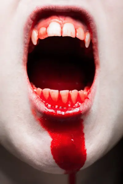 Закрой Рот Страшной Готической Девушки Белыми Кровавыми Зубами Кричащей Лицензионные Стоковые Фото
