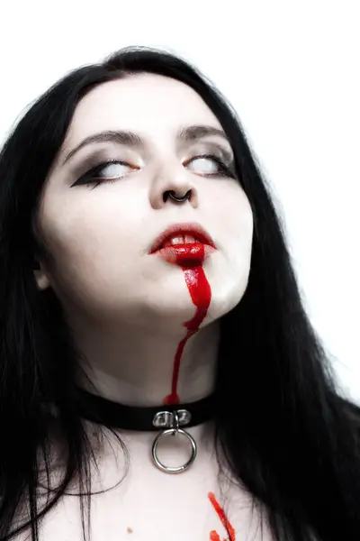 Dunkles Haar Gothic Girl Mit Weißen Augen Und Blutigem Mund Stockfoto
