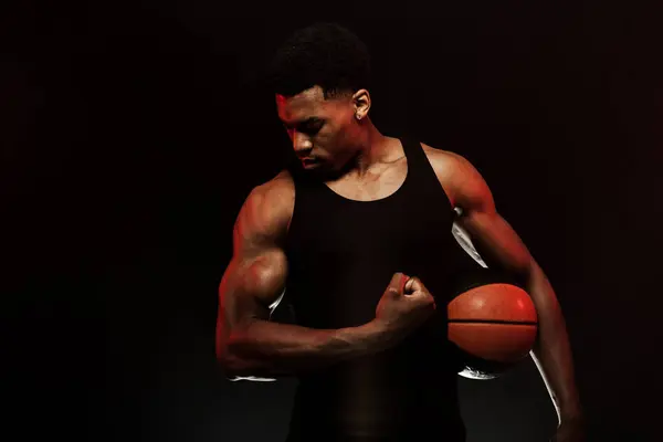 Basketbolcu Tarafı Kırmızı Renkte Siyah Arka Planda Topu Tutuyor Ciddi Telifsiz Stok Imajlar