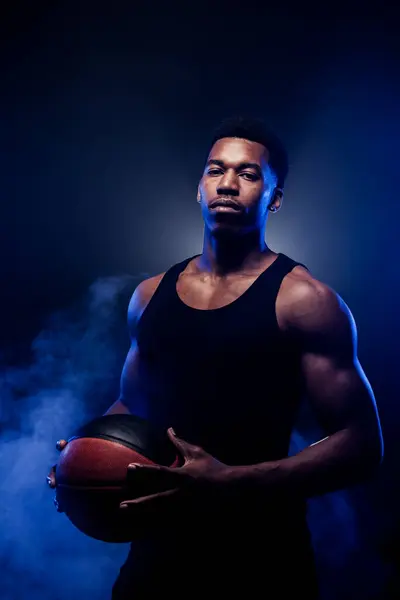 Basketbalista Drží Míč Pozadí Modré Mlhy Svalnatý Afroameričan Košíkem Stock Snímky