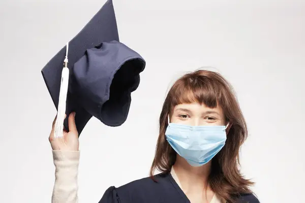 Abschlussschülerin Mit Mütze Die Lächelt Glückliche Studentin Mit Schutzmaske Stockbild