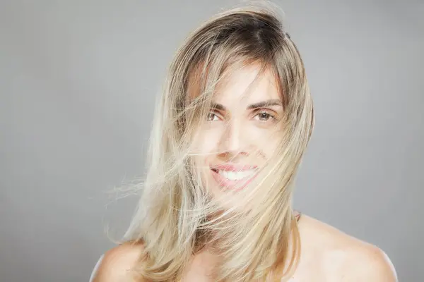 Schöne Mädchen Mode Porträt Mit Windigen Haaren Blick Die Kamera lizenzfreie Stockfotos
