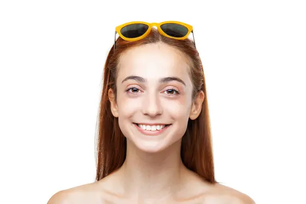 Portrait Cheerful Young Woman Long Red Hair Sunglasses Perched Atop lizenzfreie Stockfotos