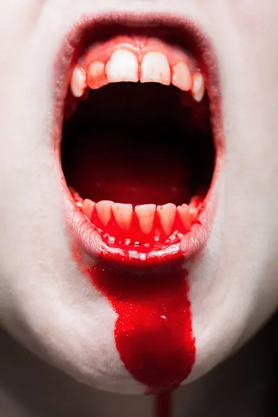 Zblízka Ústa Děsivé Gotické Dívky Bílými Krvavými Zuby Křičí Stock Obrázky