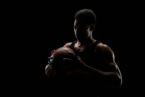 Basketbalista Drží Míč Černém Pozadí Vážný Koncentrovaný Afroameričan Royalty Free Stock Fotografie