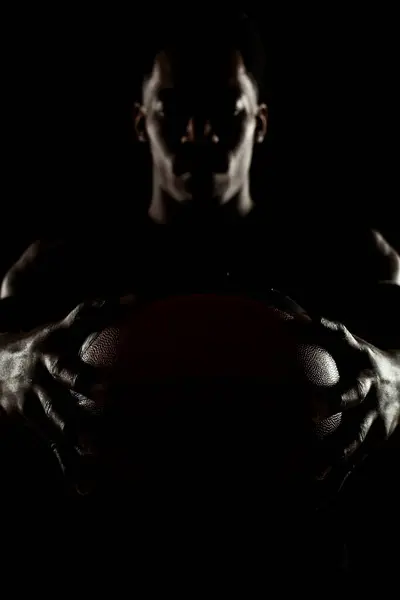 Kosárlabda Játékos Tartja Labdát Fekete Háttér Komoly Koncentrált Afro Amerikai Jogdíjmentes Stock Fotók