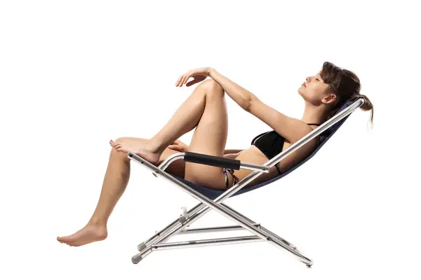 Schöne Junge Mädchen Badeanzug Entspannen Strand Liegestuhl Isoliert Auf Weißem Stockbild