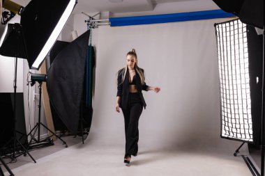 Profesyonel fotoğraf stüdyosunda poz veren uzun saçlı güzel esmer kız..