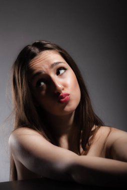 Karanlık arka planda güzel bir kız stüdyo resmi.