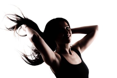 Uzun siyah saçlı genç bir kadının silueti. Beyaz arka planda dikilip etrafa saç saçıyor..