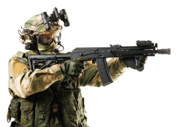 Taktik teçhizatlı askeri personel simülasyon sırasında saldırı tüfeğiyle nişan alıyor. Modern askeri senaryolarda tipik hazırlık, odaklanma ve strateji belirtileri.