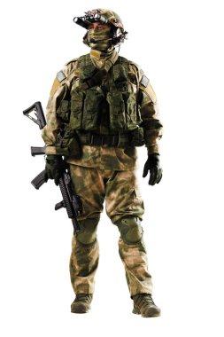 Tam teçhizatlı ve kamuflajlı bir asker, operasyona hazır, ateşli bir silah tutuyor ve beyaz bir arka plana gelişmiş ekipmanlar takıyor. Askeri, savunma ve hazırlığı temsil eder..