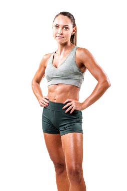 Kendine güvenen, idman kıyafeti giymiş, zindeliğini ve gücünü sergileyen bir kadın. Sağlığın, egzersizin ve sağlığın mükemmel bir temsili..