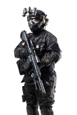 Modern savaş teçhizatı ile donatılmış taktik asker, bir tüfek, miğfer takılı optik, ve tam bir savaş üniforması, beyaz bir arka plana karşı tasvir edilmiş, hazır ve profesyonellik.
