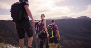 Canlı bir arkadaş grubu, nefes kesen dağlık bir bölgede yürüyüş macerasının tadını çıkarıyor. Yürürken, keşfederken ve sohbet ederken yakalanırlar. Manzaralı manzaralarla çevrili..