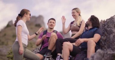 Neşeli bir arkadaş grubu dağlarda yürüyüş yaparken beşlik çakıyor. Etrafları doğa ile çevrili, bir macera ve dostluk ruhu sergiliyorlar..