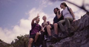 Neşeli bir grup arkadaş yürüyüş yapıyor, beşlik çakıyor ve engebeli bir dağ arazisinde anıları yakalıyorlar. Açık hava macerası ve arkadaşlık için mükemmel bir gün..