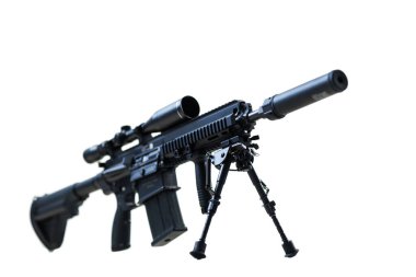 Bileşenlerini vurgulayan taktik tüfek, hassas bir dürbün, susturucu, ayarlanabilir stok ve sağlam bipod dahil, beyaz izole edilmiş arka planda ayrıntılı çözünürlükte sergilenmektedir..