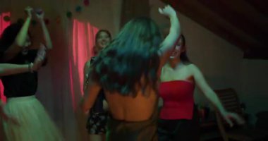 Beş genç kadın dans edip mezuniyet partisinde kutlama yapıyor. Giyinip birlikte eğleniyorlar..