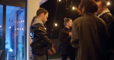 Arkadaşlar geceleri dışarıda toplanır, içkinin, sohbetin ve kahkahanın tadını çıkarırlar..