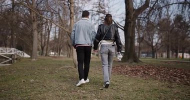 Genç bir çift, güneşli bir kış sonunda ya da ilkbahar başında el ele tutuşup parkta yürür. Kameradan uzaklaşıyorlar.