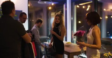 Arkadaşlar bir doğum günü kutlaması için toplanır, hediyeler ve çiçekler getirirler. Masaya otururlar, konuşurlar, gülerler, akşamdan zevk alırlar..