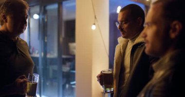 Üç arkadaş gece bir açık hava barında içki içip sohbet etmekten zevk alır. Kadehlerini kaldırarak dostluklarını kutluyorlar..