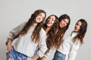 Birbirine eşlik eden, sıradan giyinen ve içten gülümseyen bir grup genç kadın. Onlar arkadaşlığı, dostluğu ve mutluluğu temsil eder. Rahat ve basit bir ortamda..