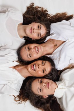 Dört genç bayandan oluşan neşeli ve anlamlı bir grup. Yakın ve neşeli bir bağ kuruyorlar. Aydınlık ve uyumlu bir şekilde çekiliyorlar..