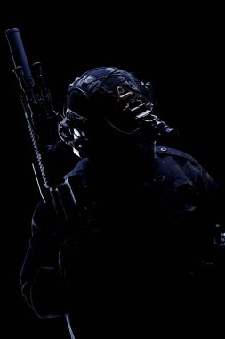 Askeri personel silahlı ve gece görüşü ve teçhizatıyla dramatik bir şekilde ele geçirildi..