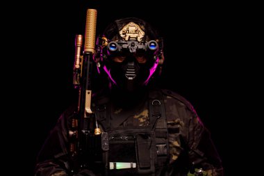 İleri düzey savaş teçhizatı ve gece görüş gözlüğü takan bir taktik operatörü stilize ve modern bir poz vererek yüksek teknolojiyi, gizli operasyonları ve askeri hazırlığı vurguladı.