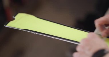 Kayak yapan bir adam. Özel ekipmanlarla çalışan soyut erkek eller. Kayak yüzeyinden fazla balmumu çıkarıyorum. Sinema kamerasıyla kaydedilen videoyu kapat.