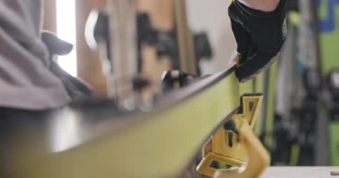 Kayak yapan bir adam. Kayak kenarında özel ekipmanlarla çalışan soyut erkek eller. Sinema kamerasıyla kaydedilen videoyu kapat.