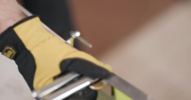 Kayak yapan bir adam. Kayak kenarında özel ekipmanlarla çalışan soyut erkek eller. Sinema kamerasıyla kaydedilen videoyu kapat.