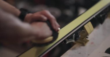 Kayak yapan bir adam. Soyut erkek elleri fırçalıyor. Sinema kamerasıyla kaydedilen videoyu kapat.