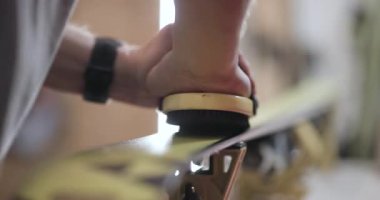 Kayak yapan bir adam. Soyut erkek elleri fırçalıyor. Sinema kamerasıyla kaydedilen videoyu kapat.