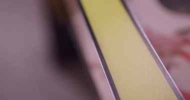 Kayak servisi. Bir kayak yüzeyinin soyut dokusu. Sinema kamerasıyla kaydedilen videoyu kapat.