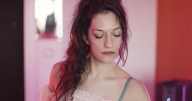 Stüdyoda ses kayıt ve izleme cihazlarıyla kadın müzik yapımcısı. Profesyonel mikrofonun önündeki kulaklıklı kız.