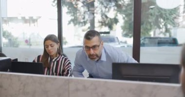 Seyahat acentesinde bir müşteriyle tokalaşan bir iş adamı. Seyahat acentesi müşteri için anlaşma yapıyor..