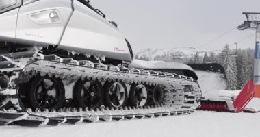 El değmemiş, el değmemiş kar üzerinde kayak yapmanın heyecanını yaşayın. Kayakçılar dağların yamaçlarından aşağı doğru ilerlerken, göz kamaştırıcı kış manzarası ve serin havayla çevrelenmiş..