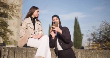 İki bayan arkadaş güneşli bir günün tadını çıkarıyor, selfie çekiyor ve birlikte eğleniyorlar..