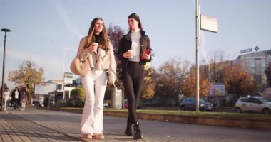 İki bayan arkadaş, güneşli bir sonbahar gününde sabah yürüyüşünden zevk alırlar. Kahve içip sohbet ederler..