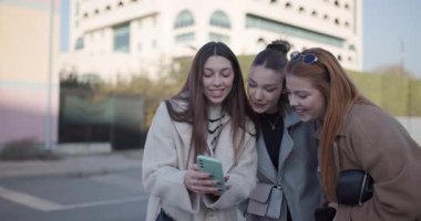 Arkadaşlar birlikte vakit geçirir, fotoğraf çeker ve dışarıda iyi vakit geçirir. Kentsel yaşam tarzı ve arkadaşlık.