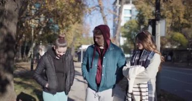 Arkadaşlar güneşli bir sonbahar gününün tadını çıkarıyorlar, sakin bir yürüyüş yapıyorlar ve canlı sohbetler yapıyorlar..