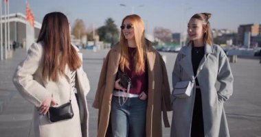 Arkadaşların şehirde eğleniyor, hatıraları selfie çekiyorlar ve birlikte gülüyorlar..