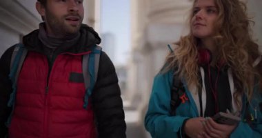 Sırt çantaları Avrupa 'yı gezer, harita ve navigasyon için akıllı telefonları kullanır. Arkadaşlar yeni şehirleri keşfeder, tatillerinin tadını çıkarırlar..