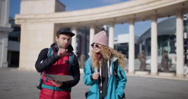 İki arkadaş sırt çantasıyla Avrupa 'yı geziyor ve bir harita ile bir sonraki hedeflerine doğru yol alıyorlar..