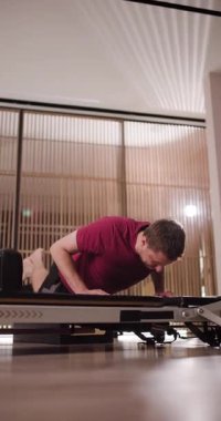 Bir fitness meraklısı spor salonunda çağdaş bir ortamda şınav çeker. Egzersiz yapmaya kendini adamış ve gücünü gösterir..